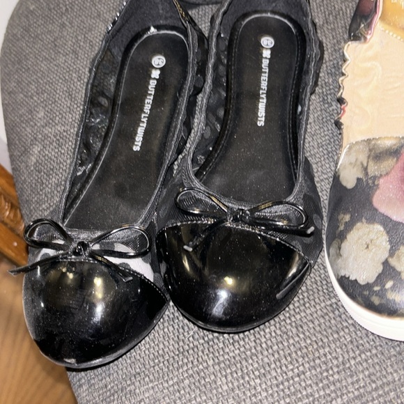 Butterfly twist size 7 these are women’s flats very dainty three different pairs - Picture 3 of 4